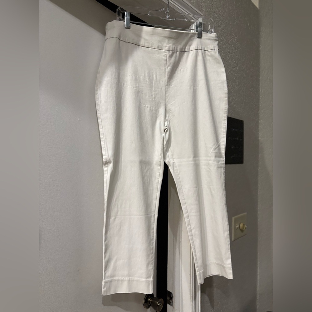 Chico's White 'So Slimming' Cropped Pant/Capris Size 2 - Very Classy and Comfy